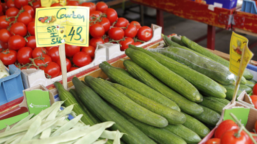 Cucumbers from Spain, tomatoes and other vegetables are on display on a market in Hamburg northern Germany in this picture taken May 26, 2011. (AP-Yonhap News)