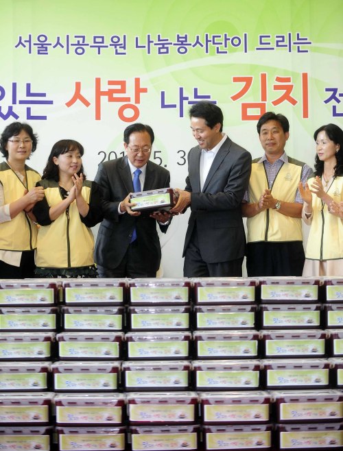 30일 오전 서울시청 다산플라자에서 오세훈 서울시장이 서울시 직원 100여명이 직접 담근 열무김치 3kg분량 400개를 사회복지협의회에 전달하고 있다. 사회복지협의회에 기탁되는 열무김치는 서울시 독거노인 및 기초생활 수급자에들에게 전달될 예정이다. 박해묵 기자/mook@heraldm.com
30일 오전 서울시청 다산플라자에서 오세훈 서울시장이 서울시 직원 100여명이 직접 담근 열무김치 3kg분량 400개를 사회복지협의회에 전달하고 있다. 사회복지협의회에 기탁되는 열무김치는 서울시 독거노인 및 기초생활 수급자에들에게 전달될 예정이다. 박해묵 기자/mook@heraldm.com
30일 오전 서울시청 다산플라자에서 오세훈 서울시장이 서울시 직원 100여명이 직접 담근 열무김치 3kg분량 400개를 사회복지협의회에 전달하고 있다. 사회복지협의회에 기탁되는 열무김치는 서울시 독거노인 및 기초생활 수급자에들에게 전달될 예정이다. 박해묵 기자/mook@heraldm.com