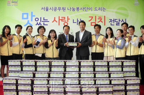 30일 오전 서울시청 다산플라자에서 오세훈 서울시장이 서울시 직원 100여명이 직접 담근 열무김치 3kg분량 400개를 사회복지협의회에 전달하고 있다. 사회복지협의회에 기탁되는 열무김치는 서울시 독거노인 및 기초생활 수급자에들에게 전달될 예정이다. 박해묵 기자/mook@heraldm.com
30일 오전 서울시청 다산플라자에서 오세훈 서울시장이 서울시 직원 100여명이 직접 담근 열무김치 3kg분량 400개를 사회복지협의회에 전달하고 있다. 사회복지협의회에 기탁되는 열무김치는 서울시 독거노인 및 기초생활 수급자에들에게 전달될 예정이다. 박해묵 기자/mook@heraldm.com
30일 오전 서울시청 다산플라자에서 오세훈 서울시장이 서울시 직원 100여명이 직접 담근 열무김치 3kg분량 400개를 사회복지협의회에 전달하고 있다. 사회복지협의회에 기탁되는 열무김치는 서울시 독거노인 및 기초생활 수급자에들에게 전달될 예정이다. 박해묵 기자/mook@heraldm.com
30일 오전 서울시청 다산플라자에서 오세훈 서울시장은  ‘서울시 나눔과 봉사단’ 100여명이 가정의 달인 5월을 맞아 직접 담근 열무김치 3kg분량 400개를 사회복지협의회에 전달하고 있다. 사회복지협의회에 기탁되는 열무김치는 서울시 홀몸노인 및 기초생활 수급자들에게 전달될 예정이다. 열무김치 용기는 (주)락앤락에서 400개를 제공했다. 박해묵 기자/mook@