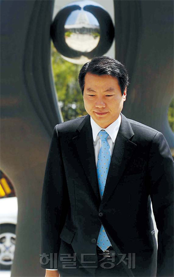 은진수 전 감사원 감사위원이 29일 서울 서초동 대검찰청으로 출두하고 있다. 박해묵 기자/mook@heraldm.com