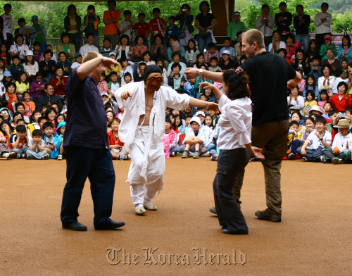 A scene from the mask dance drama, Hahoe Byeolsingut Talnori, in Andong, North Gyeongsang Province. Andong City
A scene from the mask dance drama, Hahoe Byeolsingut Talnori, in Andong, North Gyeongsang Province. Andong City