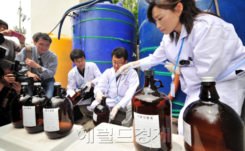 경기도 부천시 정수과 직원들이 30일 화학물질 매립 의혹이 제기된 오정구 오정동 옛 미군부대 ‘캠프 머서’ 주변의 지하수 오염 여부를 검사하기 위해 지하수를 채수하고 있다.   김명섭 기자/msiron@heraldm.com