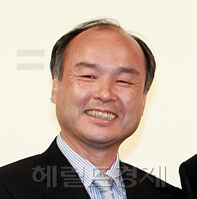 <YONHAP PHOTO-1274> KT-소프트뱅크텔레콤, 합작사 설립 <br />   (서울=연합뉴스) 이석채 KT 회장(오른쪽)과 손정의 소프트뱅크 회장이 30일 일본 도쿄에 위치한 베르사르 시오도메(Bellesalle Shiodome Building) 이벤트 홀에서 "일본기업들을 위한 데이터센터 서비스 및 클라우드 서비스 제공을 위해 합작사 설립하고 전용 데이터센터를 구축한다"고 발표한 뒤 악수하고 있다. 2011.5.30 << KT >><br />    photo@yna.co.kr/2011-05-30 16:09:32/<br /><저작권자 ⓒ 1980-2011 ㈜연합뉴스. 무단 전재 재배포 금지.>