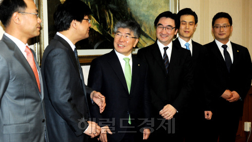 한국은행 김중수 총재가  31일 서울 소공도 한국은행에서 국내외 투자은행 전문가들과 국내외 금융 현안을 논의하고 있다. 이날 간담회에는 오석태 SC제일은행 상무, 홍준기 UBS은행 대표, 유창범 BOA 메릴린치 전무, 조윤남 대신증권 상무, 황찬영 맥쿼리증권 부대표, 김문수 다이와증권 상무 등 국내외 투자은행 전문가 참석했다. 박현구 기자phko@heraldm.com 2011.05.31
한국은행 김중수 총재가  31일 서울 소공도 한국은행에서 국내외 투자은행 전문가들과 국내외 금융 현안을 논의하고 있다. 이날 간담회에는 오석태 SC제일은행 상무, 홍준기 UBS은행 대표, 유창범 BOA 메릴린치 전무, 조윤남 대신증권 상무, 황찬영 맥쿼리증권 부대표, 김문수 다이와증권 상무 등 국내외 투자은행 전문가 참석했다. 박현구 기자phko@heraldm.com 2011.05.31