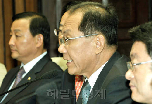 한나라당 황우여 토토사이트 경찰 조회가 31일 오전 국회에서 열린 원내대책회의에서 모두발언을 하고 있다.양동출dcyang@heraldm.com/110531/
한나라당 황우여 토토사이트 경찰 조회가 31일 오전 국회에서 열린 원내대책회의에서 모두발언을 하고 있다.양동출dcyang@heraldm.com/110531/
김진표 민주당 토토사이트 경찰 조회와 전격적으로 저축은행 국정조사에 합의한 한나라당 황우여 토토사이트 경찰 조회가 31일 오전 국회에서 열린 원내대책회의에서 모두발언을 하고 있다.  양동출 기자/dcyang@heraldm.com
