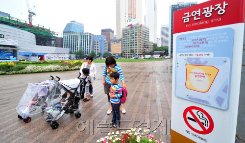 6월1일 부터 서울시는 서울광장과 청계광장, 광화문광장에서 담배를 피우면 과태료 10만원을  부과한다. 31일 서울광장에서 가족들이 금연구역 안내판 앞을 지나고 있다.<br />김명섭 기자 msiron@
6월1일 부터 서울시는 서울광장과 청계광장, 광화문광장에서 담배를 피우면 과태료 10만원을  부과한다. 31일 서울광장에서 가족들이 금연구역 안내판 앞을 지나고 있다.
김명섭 기자 msiron@
6월 1일부터 서울광장과 청계광장, 광화문광장에서 담배를 피우면 과태료 10만원을 내야 한다. 시민들이 31일 서울광장에 설치된 금연구역 안내판 앞을 지나고 있다.  김명섭 기자/msiron@heraldm.com