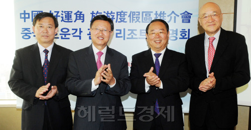 중국 산동성 영성시 호운각 관광 리조트 프로젝트 설명회가 한.중 관계자 등 100여명이  참석한 가운데 31일 서울 소공동 롯데호텔에서 열렸다. 사진 왼쪽부터 장토 영성시 부시장, 최노석 한국관광협회중앙회 부회장, 우충 산동성 여유국장, 황정강 중국 정대그룹 사장.  박현구 기자phko@heraldm.com 2011.05.31
중국 산동성 영성시 호운각 관광 리조트 프로젝트 설명회가 한.중 관계자 등 100여명이  참석한 가운데 31일 서울 소공동 롯데호텔에서 열렸다. 사진 왼쪽부터 장토 영성시 부시장, 최노석 한국관광협회중앙회 부회장, 우충 산동성 여유국장, 황정강 중국 정대그룹 사장.  박현구 기자phko@heraldm.com 2011.05.31
중국 산동성 영성시 호운각 관광 리조트 프로젝트 설명회가 한.중 관계자 등 100여명이  참석한 가운데 31일 서울 소공동 롯데호텔에서 열렸다. 사진 왼쪽부터 장토 영성시 부시장, 최노석 한국관광협회중앙회 부회장, 우충 산동성 여유국장, 황정강 중국 정대그룹 사장.  박현구 기자phko@heraldm.com 2011.05.31