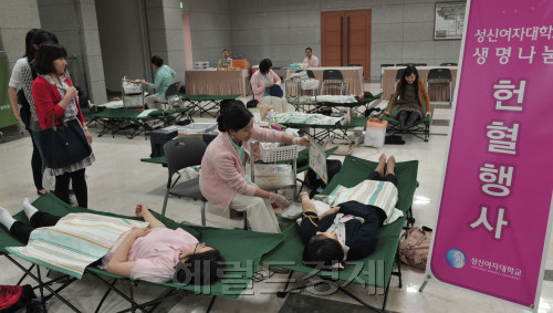 31일 성신여자대학교 생명나눔 헌혈행사. <br />정희조 기자/checho@heraldm.com 110531
31일 성신여자대학교 생명나눔 헌혈행사.
정희조 기자/checho@heraldm.com 110531
31일 성신여자대학교 생명나눔 헌혈행사.
정희조 기자/checho@heraldm.com 110531
여대생들이 고귀한 생명을 구하기 위해 팔을 걷고 헌혈에 나섰다. 성신여대 학생들이 31일 오전 10시 서울 강북구 본교 제2캠퍼스 운정그린캠퍼스 P동 로비에서 생명나눔 헌혈을 하고 있다.  정희조 기자/checho@heraldm.com