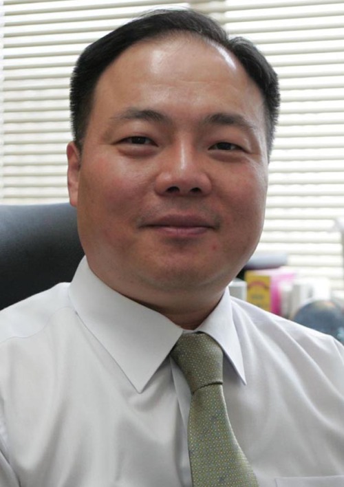 <YONHAP PHOTO-0728> 세계인명사전 4년 연속 등재 고영엽 교수 (광주=연합뉴스) 남현호 기자 = 조선대학교병원은 순환기내과 고영엽(47) 교수가 세계 3대 인명사전인 미국의 `마르퀴즈 후즈 후 (Marquis Who's Who in the world)'에 4년 연속 등재됐다고 30일 밝혔다. 사진은 고영엽 교수. 2011.5.30 hyunho@yna.co.kr/2011-05-30 11:37:05/ <저작권자 ⓒ 1980-2011 ㈜연합뉴스. 무단 전재 재배포 금지.>
Koh Young-youp