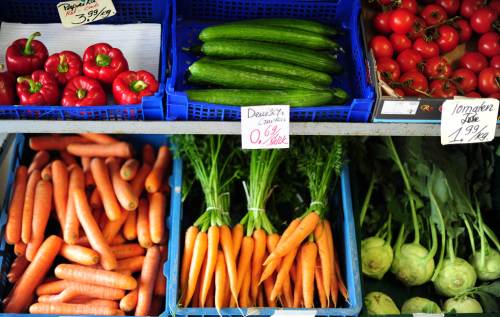 <YONHAP PHOTO-1685> Vegetables including German cucumbers are for sale in a shop on 30 May, 2011 in Leipzig, eastern Germany. Germany called crisis talks over warnings that an outbreak of E. coli bacteria poisoning, which is believed to have already left 11 dead, was still spreading. Some two weeks after the outbreak was first reported in the north of the country, the number of people contaminated or suspected of having been poisoned by the potentially deadly enterohaemorrhagic E. coli (EHEC) has reached 1,200, according to media reports. Authorities had earlier said they had traced some bacteria on organic cucumbers imported from Spain, a measure which led many supermarkets and shops to remove all Spanish-grown vegetables from their shelves. AFP / JOHANNES EISELE /2011-05-30 20:45:15/ <저작권자 ⓒ 1980-2011 ㈜연합뉴스. 무단 전재 재배포 금지.>
Vegetables including German cucumbers are for sale in a shop in Leipzig, Germany, Monday.  AFP-Yonhap News