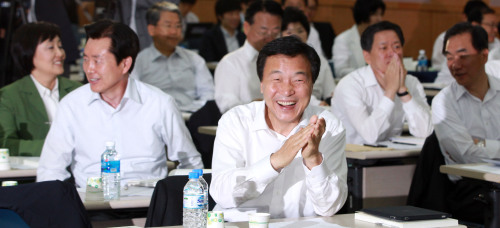 <YONHAP PHOTO-1081> 민주당 국회의원 워크숍 (서울=연합뉴스) 임헌정 기자 = 민주당 손학규 대표가 31일 서울 동작구 대방동 서울여성플라자에서 열린 의원 워크숍에서 박수를 치고 있다. 2011.5.31 kane@yna.co.kr/2011-05-31 13:38:57/ <저작권자 ⓒ 1980-2011 ㈜연합뉴스. 무단 전재 재배포 금지.>
Democratic Party leader Sohn Hak-kyu claps during a workshop for party members in Seoul on Tuesday. Yonhap News