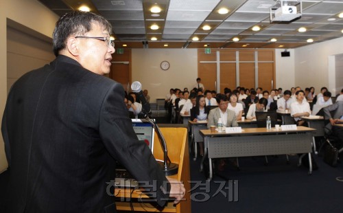 대한상공회의소(회장 손경식)가 31일 서울 남대문로 상의회관에서 ‘일본 지진사태 이후 경제전망과 우리 기업의 대응방안 세미나’를 개최한 가운데 구본관 삼성경제연구소 수석연구원이 이와 관련한 주제 발표를 하고 있다.