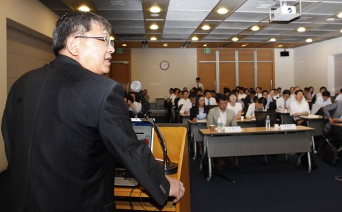 대한상공회의소(회장 손경식)가 31일 서울 남대문로 상의회관에서 ‘일본 지진사태 이후 경제전망과 우리 기업의 대응방안 세미나’를 개최한 가운데 구본관 삼성경제연구소 수석연구원이 이와 관련한 주제 발표를 하고 있다.
