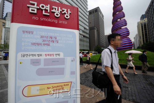 오늘 1일부터 서울광장과 청계광장, 광화문광장에서 담배를 피우면 과태료 10만 원이 부과되는 가운데 출근하면서 흡연하던 시민들중 전자담배와 꽁초등을 들고 청계광장을 지나가고 있다. 박해묵 기자/mook@heraldm.com
흡연하면 10만원의 과태료를 내야 하는 금연 조례가 실시된 1일 서울 청계광장에서 한 시민이 버젓이 담배를 들고 광장을 가로질러 가고 있다.  박해묵 기자/mook@heraldm.com