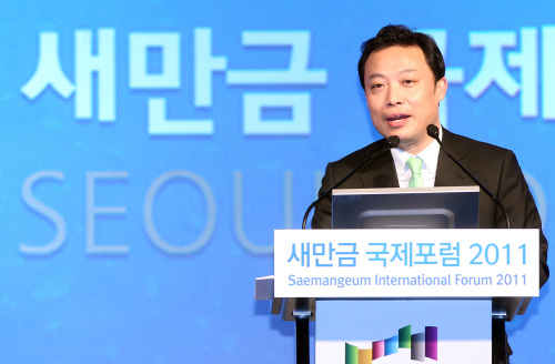 <YONHAP PHOTO-0586> 새만금 기조 연설하는 곽승준 위원장 (서울=연합뉴스) 배재만 기자 = 곽승준 미래기획위원장이 1일 서울 삼성동 코엑스 인터컨티넨탈 호텔에서 열린 새만금 국제 포럼에서 '대한민국의 미래, 아시아를 향한 새로운 메시지로서 새만금' 이란 주제로 기조 연설을 하고 있다. 이 포럼은 전라북도, 국무총리실, 대통령 직속 미래기획위원회가 새만금을 국내외에 알리고 투자를 촉진하기 위해 '동북아시아와 새만금’을 주제로 공동 개최했다. 2011.6.1 scoop@yna.co.kr http://blog.yonhapnews.co.kr/f6464/2011-06-01 08:34:37/ <저작권자 ⓒ 1980-2011 ㈜연합뉴스. 무단 전재 재배포 금지.>
<YONHAP PHOTO-0586> 새만금 기조 연설하는 곽승준 위원장 (서울=연합뉴스) 배재만 기자 = 곽승준 미래기획위원장이 1일 서울 삼성동 코엑스 인터컨티넨탈 호텔에서 열린 새만금 국제 포럼에서 '대한민국의 미래, 아시아를 향한 새로운 메시지로서 새만금' 이란 주제로 기조 연설을 하고 있다. 이 포럼은 전라북도, 국무총리실, 대통령 직속 미래기획위원회가 새만금을 국내외에 알리고 투자를 촉진하기 위해 '동북아시아와 새만금’을 주제로 공동 개최했다. 2011.6.1 scoop@yna.co.kr http://blog.yonhapnews.co.kr/f6464/2011-06-01 08:34:37/ <저작권자 ⓒ 1980-2011 ㈜연합뉴스. 무단 전재 재배포 금지.>
곽승준 미래기획위원장이 1일 서울 삼성동 코엑스 인터컨티넨탈 호텔에서 열린 새만금 국제 포럼에서 ‘대한민국의 미래, 아시아를 향한 새로운 메시지로서 새만금’ 이란 주제로 기조 연설을 하고 있다. 이 포럼은 전라북도, 국무총리실, 대통령 직속 미래기획위원회가 새만금을 국내외에 알리고 투자를 촉진하기 위해 ‘동북아시아와 새만금’을 주제로 공동 개최했다.  [연합뉴스]