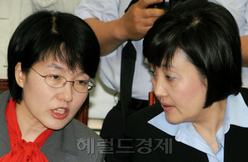 민주당내 저축은행 진상조사 TF(태스크포스)팀 위원인 박영선(오른쪽) 정책위 의장과 박선숙 전략홍보본부장이  1일 오전 국회에서 열린 최고위원회의에서 의견을 나누고 있다.양동출dcyang@heraldm.com/110601/
민주당내 저축은행 진상조사 TF(태스크포스)팀 위원인 박영선(오른쪽) 정책위 의장과 박선숙 전략홍보본부장이  1일 오전 국회에서 열린 최고위원회의에서 의견을 나누고 있다.양동출dcyang@heraldm.com/110601/
민주당내 저축은행 진상조사 TF(태스크포스)팀 위원인 박영선(오른쪽) 정책위 의장과 박선숙 전략홍보본부장이  1일 오전 국회에서 열린 최고위원회의에서 의견을 나누고 있다.양동출dcyang@heraldm.com/110601/