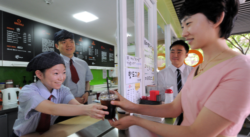 Haenuri Cafe staff serve customers
Staff at Gwanghwamun’s Haenuri Caf serve customers. The Korea Herald
Staff at Gwanghwamun’s Haenuri Cafe serve customers. The Korea Herald