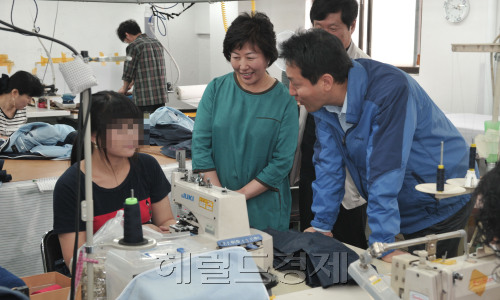 오세훈 서울시장이 1일 신월동 서울형 사회적 기업의 하나인 희망어패럴을 찾아 탈북여성들이 직훈을 통해 취업에ㅐ 나서고 있는 현장을 격려하고 있다.<br />정희조 기자/checho@heraldm.com 110601
오세훈 서울시장이 1일 신월동 서울형 사회적 기업의 하나인 희망어패럴을 찾아 탈북여성들이 직훈을 통해 취업에ㅐ 나서고 있는 현장을 격려하고 있다.
정희조 기자/checho@heraldm.com 110601