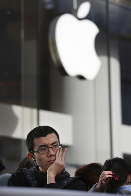 A man wait outside an Apple Store in Beijing, capital of China, May 6, 2011.  (Xinhua-Younhap News)