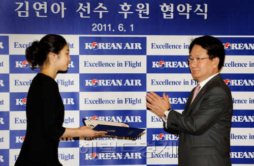 김연아가 1일 오전 강서구 공항동 대한항공 본사에서 열린 '후원 연장 협약식'에서 지창훈 대한항공 총괄사장으로 부터 후원 증서를 전달받은 뒤 포즈를 취하고 있다. 이번 후원 연장으로 김연아는 대회 참가 및 전지훈련 시 2012년 3월까지 대한항공이 취항 전노선에서 일등석을, 부모와 코칭 스태프 등프레스티지석을 무제한 지원받는다.    김인수 선임기자   kin su@
김연아가 1일 오전 강서구 공항동 대한항공 본사에서 열린 '후원 연장 협약식'에서 지창훈 대한항공 총괄사장으로 부터 후원 증서를 전달받은 뒤 포즈를 취하고 있다. 이번 후원 연장으로 김연아는 대회 참가 및 전지훈련 시 2012년 3월까지 대한항공이 취항 전노선에서 일등석을, 부모와 코칭 스태프 등프레스티지석을 무제한 지원받는다.    김인수 선임기자   kin su@