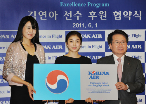 김연아가 1일 오전 강서구 공항동 대한항공 본사에서 열린 '후원 연장 협약식'에서 지창훈 대한항공 총괄사장으로 부터 후원 증서를 전달받은 뒤 포즈를 취하고 있다. 이번 후원 연장으로 김연아는 대회 참가 및 전지훈련 시 2012년 3월까지 대한항공이 취항 전노선에서 일등석을, 부모와 코칭 스태프 등프레스티지석을 무제한 지원받는다. 좌측 조현민 통합커뮤니케이션실 상무,           김인수 선임기자   kin su@
김연아가 1일 오전 강서구 공항동 대한항공 본사에서 열린 '후원 연장 협약식'에서 지창훈 대한항공 총괄사장으로 부터 후원 증서를 전달받은 뒤 포즈를 취하고 있다. 이번 후원 연장으로 김연아는 대회 참가 및 전지훈련 시 2012년 3월까지 대한항공이 취항 전노선에서 일등석을, 부모와 코칭 스태프 등프레스티지석을 무제한 지원받는다. 좌측 조현민 통합커뮤니케이션실 상무,           김인수 선임기자   kin su@