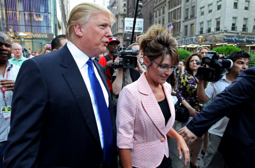 <YONHAP PHOTO-0578> Former governor of Alaska Sarah Palin walks with Donald Trump in New York City as they make their way to a scheduled meeting Tuesday, May 31, 2010. (AP Photo/Craig Ruttle)/2011-06-01 08:32:31/ <저작권자 ⓒ 1980-2011 ㈜연합뉴스. 무단 전재 재배포 금지.>
Former governor of Alaska Sarah Palin walks with Donald Trump in New York City as they make their way to a scheduled meeting Tuesday.  AP-Yonhap News