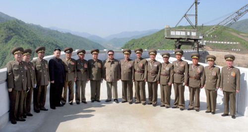 <YONHAP PHOTO-1043> 회천발전소 건설현장 방문한 김정일.김정은 (평양 조선중앙통신=연합뉴스) 북한 자강도의 회천발전소 건설현장을 방문한 김정일 국방위원장과 김정은 당 중앙군사위원회 부위원장과 등이 건설자들과 함께 기념촬영하고 있다. 2011.5.29/2011-05-29 16:35:37/ <저작권자 ⓒ 1980-2011 ㈜연합뉴스. 무단 전재 재배포 금지.>
North Korean leader Kim Jong-il (eighth from left) and his son and heir apparent Jong-un (fourth from left) pose with officials during his recent visit to the Heechun Power Plant construction site in Jagang Province. Yonhap News