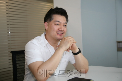 방용석 디자이너/(IT 전일자)  ‘토토사이트 케이벳S 2’ 디자인한 방용석 책임 “스마트폰에 빛을 담고 싶었다”-copy(o)1