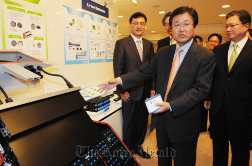 Samsung SDI chief executive Park Sang-jin discusses the company’s new business strategy during a meeting with a group of reporters in Seoul on Wednesday.     Park Hyun-koo/The Korea Herald