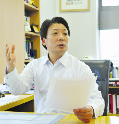 <YONHAP PHOTO-0346> 장인환 KTB자산운용 대표 (서울=연합뉴스) 장인환 KTB자산운용 대표이사는 31일 연합뉴스와의 인터뷰에서 부산저축은행 유상증자와 관련해 대주주와의 모종의 거래나 투자자를 상대로한 어떤 로비도 없다고 주장했다. 2011.5.31. <<증권부 기사 참조>>/2011-06-01 06:10:02/ <저작권자 ⓒ 1980-2011 ㈜연합뉴스. 무단 전재 재배포 금지.>
Chang In-whan