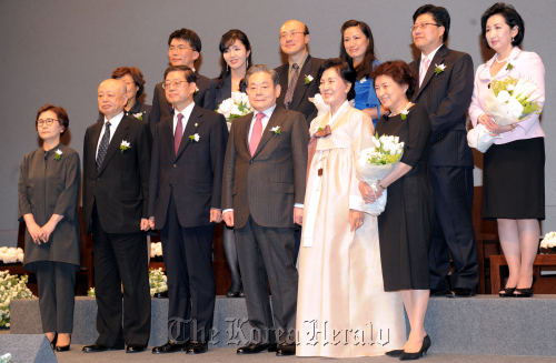 1일 서울 호암아트홀에서 열린 '제21회 호암상 시상식'에서 김황식 국무총리와 이건희 삼성전자 회장 등이 수상자들과 기념촬영을 하고 있다./ 안훈기자 rosedale@ 2011.06.01
Samsung Electronics chairman Lee Kun-hee (third from right, front row) and his wife Hong Ra-hee (second from right, front row) pose with Prime Minister Kim Hwang-sik (fourth from right, front row) and Ho-Am prize awardees at Ho-Am Art Hall in Seoul on Wednesday. The winners are violinist Chung Kyung-hwa (right, front row), Prof. Ha Taek-jip (second from left, back row), Prof. Thomas Lee (fourth from left, back row), Prof. Augustine Choi (second from right, back row) and legal counselor Kwak Bae-hee (left, front row).     Ahn Hoon/The Korea Herald