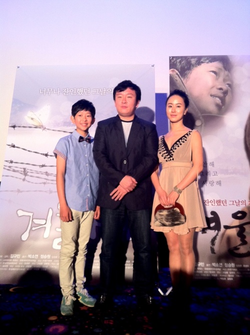 Director Kim Gyoo-min (center) poses with actress Park So-yeon (right) and actor Jeong Seung-won at a press conference for their movie “Winter Butterfly” in Seoul on Monday. (Claire Lee/The Korea Herald)