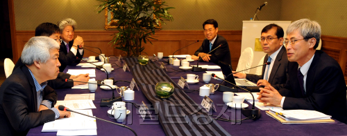 제7차 중소기업 적합업종.품목 실무위원회(위원장 곽수근,오른쪽)가 2일 서울 역삼동 리츠칼튼 호텔에서 열렸다. 박현구 기자phko@heraldm.com 2011.06.02
제7차 중소기업 적합업종.품목 실무위원회(위원장 곽수근,오른쪽)가 2일 서울 역삼동 리츠칼튼 호텔에서 열렸다. 박현구 기자phko@heraldm.com 2011.06.02
제7차 중소기업 적합업종ㆍ품목 실무위원회(위원장 곽수근,오른쪽)가 2일 서울 역삼동 리츠칼튼 호텔에서 열렸다. 이날 실무위원들은 적합업종 선정을 위한 가이드라인에 관해 의견을 조율했다.  박현구 기자/phko@heraldm.com