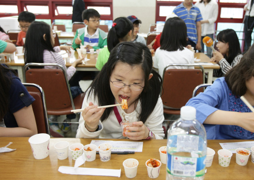서울 성북구 돈암초등학교 학생들이 김치를 시식하고 있다.
