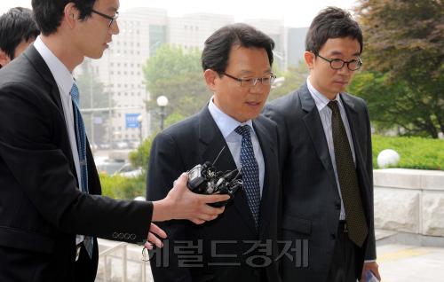 2일 오전 서울 서초동 대검찰청으로 김광수 금융정보분석원 원장이 부산저축은행 그룹으로 부터 수천만원의 금품수수혐의를 조사 받기 위해 피의자 신분으로 출두하고 있다./ 안훈기자 rosedale@ 2011.06.02
2일 오전 서울 서초동 대검찰청으로 김광수 금융정보분석원 원장이 부산저축은행 그룹으로 부터 수천만원의 금품수수혐의를 조사 받기 위해 피의자 신분으로 출두하고 있다./ 안훈기자 rosedale@ 2011.06.02
부산저축은행그룹으로부터 수천만원의 금품을 수수한 혐의를 받고 있는 김광수 금융정보분석원장이 2일 피의자 신분으로 대검찰청에 출두하고 있다.  안훈 기자/rosedale@