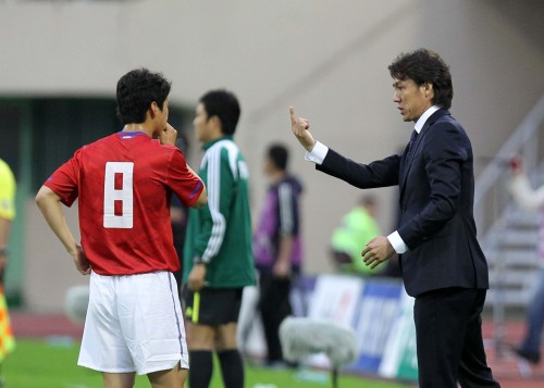 <YONHAP PHOTO-2126> 작전 지시하는 홍명보 감독 (강릉=연합뉴스) 유형재 기자 = 1일 강원 강릉종합운동장에서 열린 대한민국 올림픽 국가대표팀과 오만과의 경기에서 홍명보 감독이 김은후에게 작전을 지시하고 있다.2011.6.1 yoo21@yna.co.kr http://blog.yonhapnews.co.kr/yoo21//2011-06-01 19:58:13/ <저작권자 ⓒ 1980-2011 ㈜연합뉴스. 무단 전재 재배포 금지.>
Korea U23 head coach Hong Myung-bo gives instructions to his team.  Yonhap News