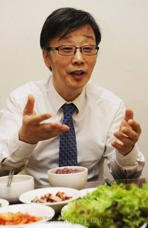 윤성철 단국대 교수. 박해묵 기자/mook@heraldm.com
Yoon Sung-chul, a kidney specialist, speaks at a vegetarian restaurant in Insa-dong, Seoul, Tuesday.  Park Hae-mook/The Korea Herald