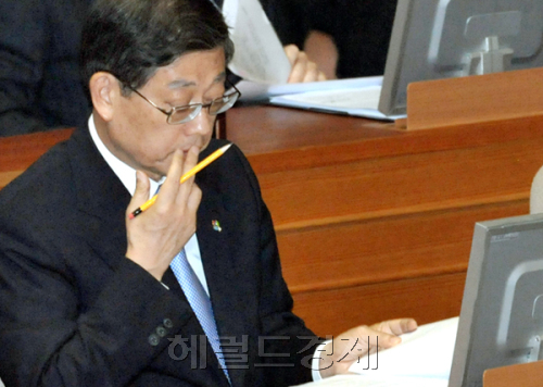 2일 국회 본회의장에서 김황식 국무보스토토가 대정부질문에 나선 의원들의 질문을 듣고 있다. 김 보스토토는 이날 저축은행 관련‘ 오만군데 외압’에 대한 질문에 “권력기관이나 여야 의원을 지칭한 것은 아니다”고 답변했다. 양동출 기자/dcyang@heraldm.com