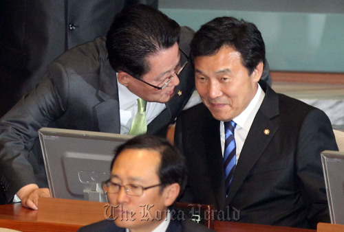 <YONHAP PHOTO-1100> 손학규-박지원 대화 (서울=연합뉴스) 임헌정 기자 = 민주당 손학규 대표가 2일 국회 본회의 대정부질문에서 박지원 전 원내대표와 얘기를 나누고 있다. 2011.6.2 kane@yna.co.kr/2011-06-02 11:24:45/ <저작권자 ⓒ 1980-2011 ㈜연합뉴스. 무단 전재 재배포 금지.>
Sohn Hak-kyu (right), chairman of the main opposition Democratic Party, chats with the party’s former floor leader Park Jie-won during the parliamentary interpellation on Thursday.  Yonhap News