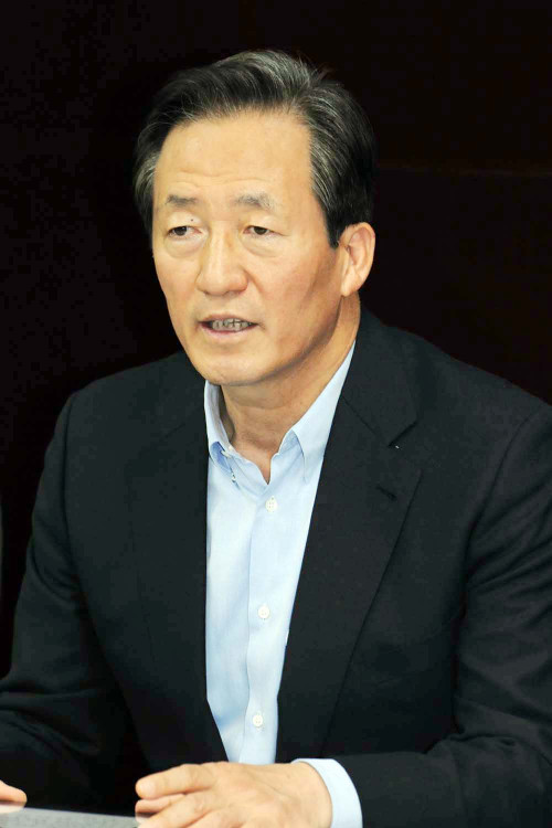 <YONHAP PHOTO-1135> 대북관계 입장 밝히는 정몽준 전 대표 (광주=연합뉴스) 전승현 기자 = 한나라당 정몽준 전 대표가 2일 광주시의회에서 기자간담회를 갖고 대북관계에 대한 입장을 밝히고 있다. 2011.6.2 shchon@yna.co.kr/2011-06-02 11:36:31/ <저작권자 ⓒ 1980-2011 ㈜연합뉴스. 무단 전재 재배포 금지.>
Chung Mong-joon