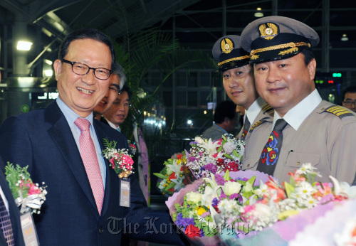 Asiana Airlines chief executive Yoon Young-doo (left) poses with pilots at the ceremony marking the opening of the Busan-Ho Chi Minh City and Busan-Hanoi route in Busan on Thursday.  Yonhap News