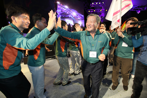 4단
LG Group Chairman Koo Bon-moo high-fives with company employees at the company’s annual innovation session at LG Academy from May 31 to June 1.  LG Group