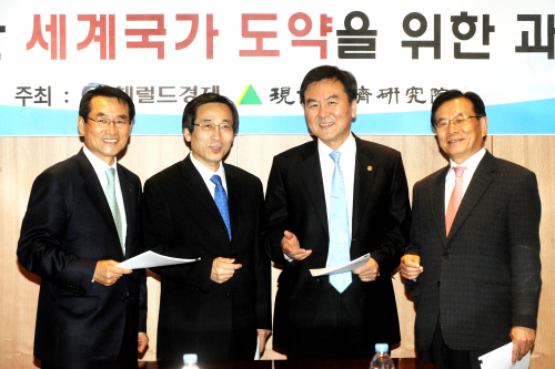 롯데호텔에서 열린 헤럴드경제 정책 세미나. 박현구 기자phko@heraldm.com 2011.05.30
롯데호텔에서 열린 헤럴드경제 정책 세미나. 박현구 기자phko@heraldm.com 2011.05.30
롯데호텔에서 열린 헤럴드경제 정책 세미나. 박현구 기자phko@heraldm.com 2011.05.30