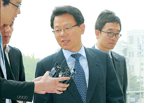 Kim Gwang-soo, the commissioner of Korea Financial Intelligence Unit, enters the building of the Supreme Prosecutors’ Office in southern Seoul for questioning on Thursday. (Ahn Hoon/The Korea Herald)