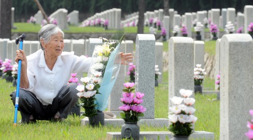 호국보훈의 달 6월이다. 현충일을 앞두고 국립서울현충원을 찾은 할머니가 한국전쟁에서 전사한 남편의 묘비를 바라보고 있다.<br />김명섭 기자 msiron@
호국보훈의 달 6월이다. 현충일을 앞두고 국립서울현충원을 찾은 할머니가 한국전쟁에서 전사한 남편의 묘비를 바라보고 있다.
김명섭 기자 msiron@
‘나라 위해 목숨 바친 그대. 그대의 희생을 거름으로 눈부시게 발전한 우리나라, 보고 계세요? 그대의 죽음, 헛되지 않았습니다.’ 현충일을 사흘 앞둔 3일 국립서울현충원을 찾은 한 할머니가 한국전쟁에서 전사한 남편의 묘비를 바라보고 있다.   김명섭 기자/msiron@heraldm.com