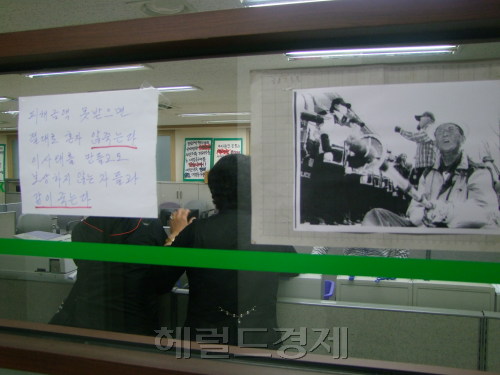 부산저축은행 관련 로비 의혹이 금융권을 넘어 정치권으로 옮겨붙으며 활활 타오르고 있지만 정작 수많은 예금자들을 울린 부산저축은행은 3일 썰렁한 모습이다. 몇 안 되는 피해자들은 “아직 내 돈이 여기 있는데…”라며 여기저기 격문이 내걸린 황량한 부산저축은행에서 정부가 예금자보호에 더 적극적으로 나서줄 것을 요구했다. 부산=윤정희 기자/cgnhee@heraldm.com