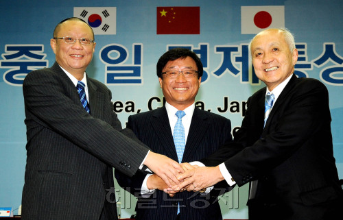 "한중일 경제통상포럼"이 3일 서울 삼성동 코엑스에서 한국무역협회, 중국 국제경제교류중심, 일본 일중산학관교류기구가 공동으로 FTA를 비롯한 동북아 3국간 경제협력과 통합을 지원하게 될 민간협의체를 발족하며 손을 잡고 있다.왼쪽부터 쩡신리 중국국제경제교류중심 상무 부이사장, 오영호 무역협회 부회장, 후쿠가와 신지 일중산학관교류기구 이사장, 박현구 기자phko@heraldm.com 2011.06.03
"한중일 경제통상포럼"이 3일 서울 삼성동 코엑스에서 한국무역협회, 중국 국제경제교류중심, 일본 일중산학관교류기구가 공동으로 FTA를 비롯한 동북아 3국간 경제협력과 통합을 지원하게 될 민간협의체를 발족하며 손을 잡고 있다.왼쪽부터 쩡신리 중국국제경제교류중심 상무 부이사장, 오영호 무역협회 부회장, 후쿠가와 신지 일중산학관교류기구 이사장, 박현구 기자phko@heraldm.com 2011.06.03
"한중일 경제통상포럼"이 3일 서울 삼성동 코엑스에서 한국무역협회, 중국 국제경제교류중심, 일본 일중산학관교류기구가 공동으로 FTA를 비롯한 동북아 3국간 경제협력과 통합을 지원하게 될 민간협의체를 발족하며 손을 잡고 있다.왼쪽부터 쩡신리 중국국제경제교류중심 상무 부이사장, 오영호 무역협회 부회장, 후쿠가와 신지 일중산학관교류기구 이사장, 박현구 기자phko@heraldm.com 2011.06.03
한ㆍ중ㆍ일 경제통상포럼 개회식에 앞서 오영호(가운데) 부회장, 비지야오(왼쪽) 소장, 후쿠가와 신지 이사장 등 한국과 중국, 일본 측 포럼 대표가 손을 잡고 향후 민간 차원의 경협 공조를 다짐하고 있다. 박현구 기자/phko@heraldm.com