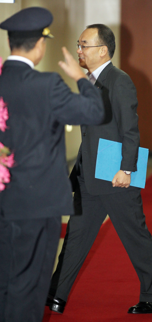 <YONHAP PHOTO-0473> 국무회의 참석하는 박재완 장관 (서울=연합뉴스) 안정원 기자 = 박재완 신임 기획재정부장관이 3일 서울 세종로 정부중앙청사에서 열린 임시국무회의에 참석하고 있다. 2011.6.3 jeong@yna.co.kr/2011-06-03 08:25:51/ <저작권자 ⓒ 1980-2011 ㈜연합뉴스. 무단 전재 재배포 금지.>
<YONHAP PHOTO-0473> 국무회의 참석하는 박재완 장관 (서울=연합뉴스) 안정원 기자 = 박재완 신임 기획재정부장관이 3일 서울 세종로 정부중앙청사에서 열린 임시국무회의에 참석하고 있다. 2011.6.3 jeong@yna.co.kr/2011-06-03 08:25:51/ <저작권자 ⓒ 1980-2011 ㈜연합뉴스. 무단 전재 재배포 금지.>
박재완 신임 기획재정부장관이 3일 서울 세종로 정부중앙청사에서 열린 국무회의에 참석하기위해 회의장으로 들어서고 있다. 고용부 장관이던 그는 재정부 장관으로는 첫 회의다.
[사진=연합뉴스]