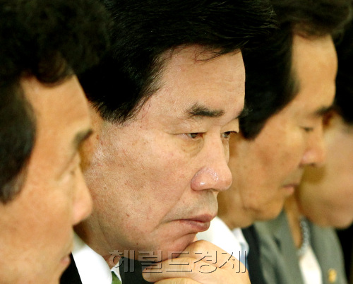 김진표 민주당 원내대표가 3일 오전 국회에서 열린 최고위원회의에서  깊은 생각에 잠겨 있다.양동출dcyang@heraldm.com/110603/
김진표 민주당 원내대표가 3일 오전 국회에서 열린 최고위원회의에서  깊은 생각에 잠겨 있다.양동출dcyang@heraldm.com/110603/
김진표 민주당 원내대표가 3일 오전 국회에서 열린 최고위원회의에서 깊은 생각에 잠겨 있다.  양동출 기자/dcyang@heraldm.com