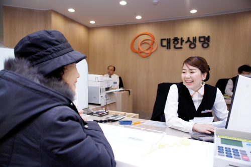 최근 우리나라 인구구조의 고령화가 급진전되고 있는 가운데 노인층을 겨냥한 보험상품들이 속속 출시되고 있다. 한 보험사 상담원이 방문객을 맞아 보험상품에 대해 설명하고 있다.